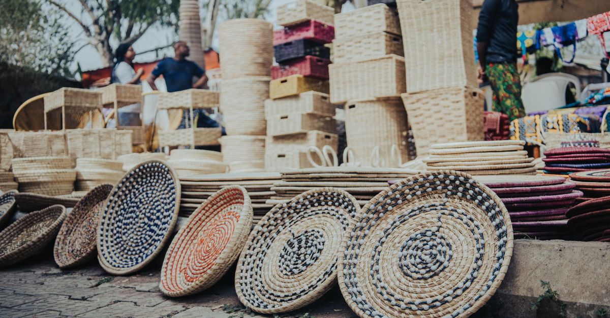 Panier tressé en raphia — Grand modèle